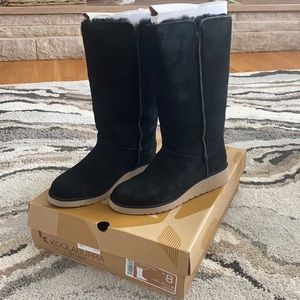 Kookaburra by UGG black boots 8M